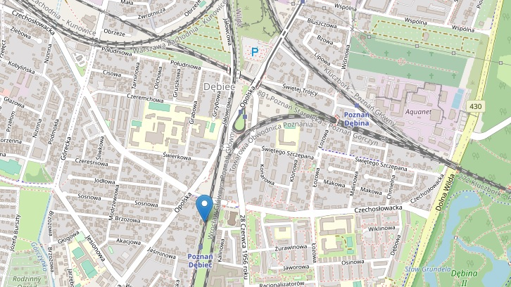 Mapa miasta z krzyżującymi się pośrodku niej czarnymi grubymi liniami oznaczającymi linie kolejowe