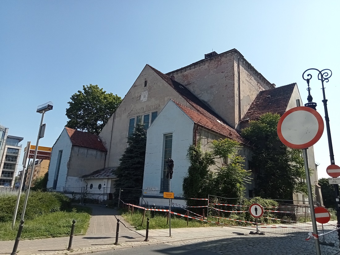 Budynek dawnej synagogi, stan na dzień 26.06.2023 r., fot. biuletyn.poznan.pl - grafika artykułu