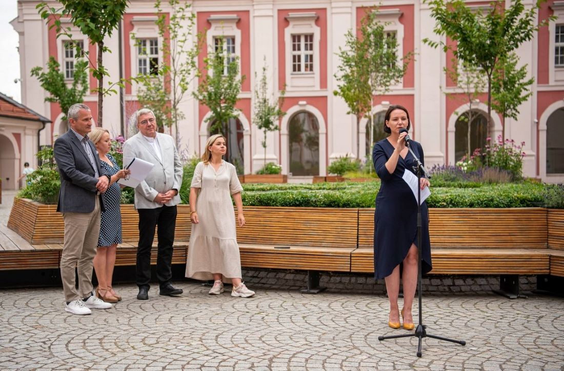W konferencji prasowej zapowiadającej kolejna edycję akcji "Poznanianki" udział wzięli: radna Maria Lisiecka-Pawełczak, Małgorzata Kempa - dyrektorka Estrady Poznańskiej, Magdalena Pietrusik-Adamska - dyrektorka Wydziału Zdrowia i Spraw Społecznych, przewodniczący RMP Grzegorz Ganowicz i z-ca prezydenta Jędrzej Solarski - grafika artykułu