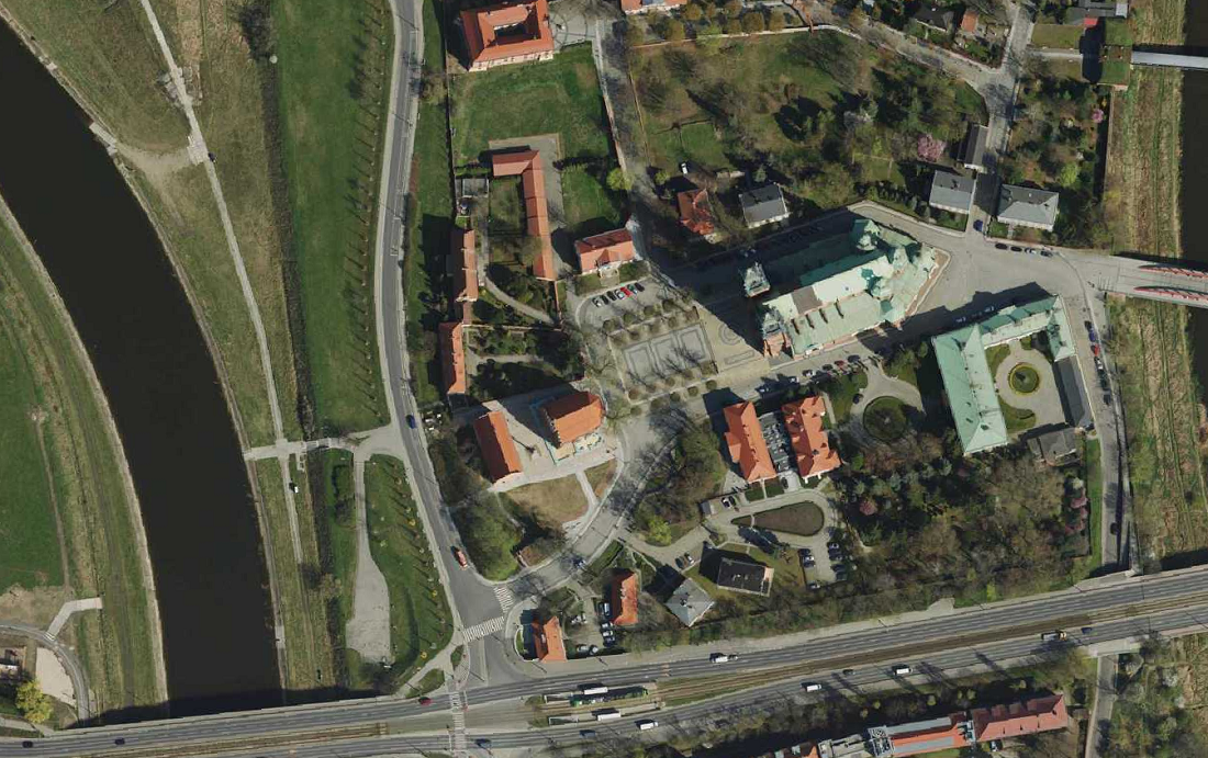 zdjęcie lotnicze przedstawiające fragment Ostrowa Tumskiego, w dole widoczne budynku, rzeka, mosty, tereny zielone - grafika artykułu