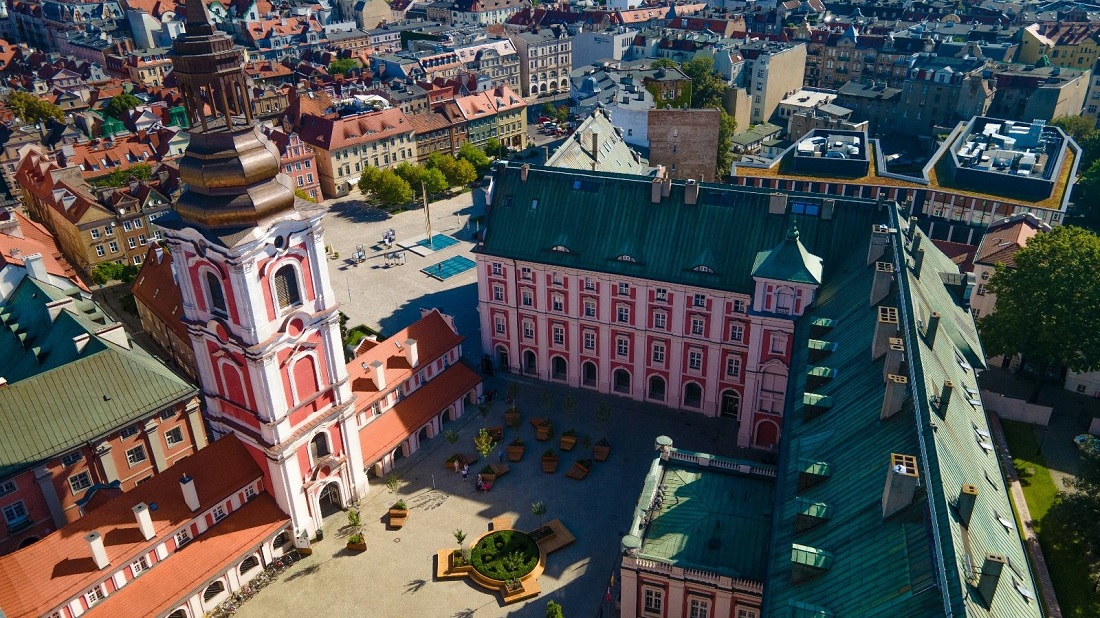 Widok z lotu ptaka na dziedziniec Urzędu Miasta Poznania i fragment placu Kolegiackiego - grafika artykułu