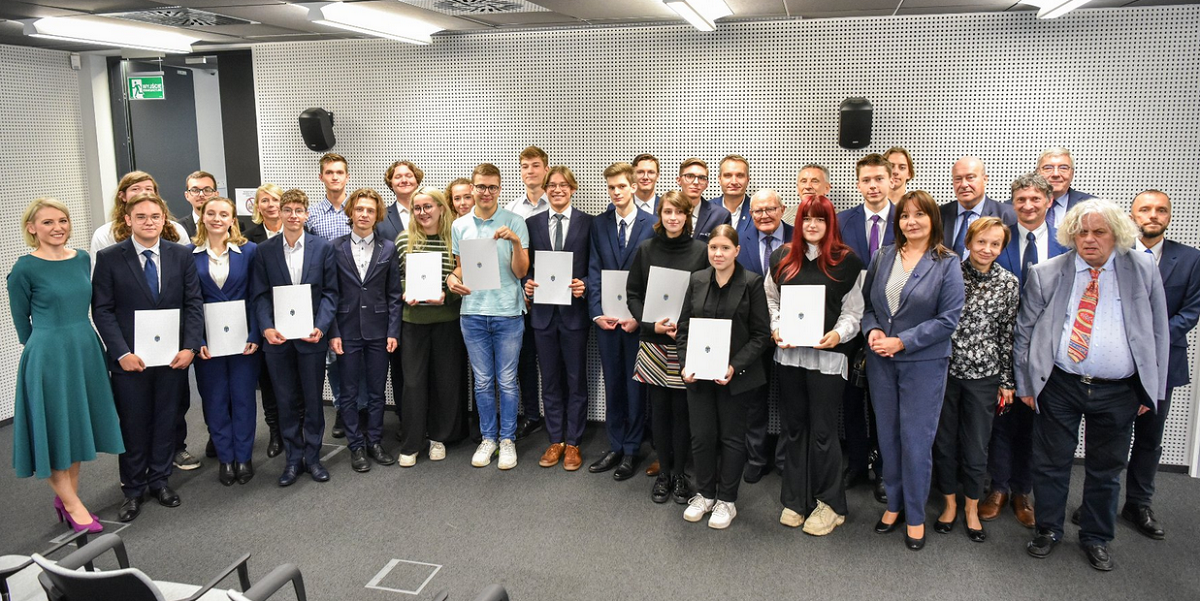 grupa kilkudziesięciu osób stypemdystów Miasta Poznania, przedstawicieli władz Poznania i przedstawicieliu poznańskich uczelni wyższych - grafika artykułu