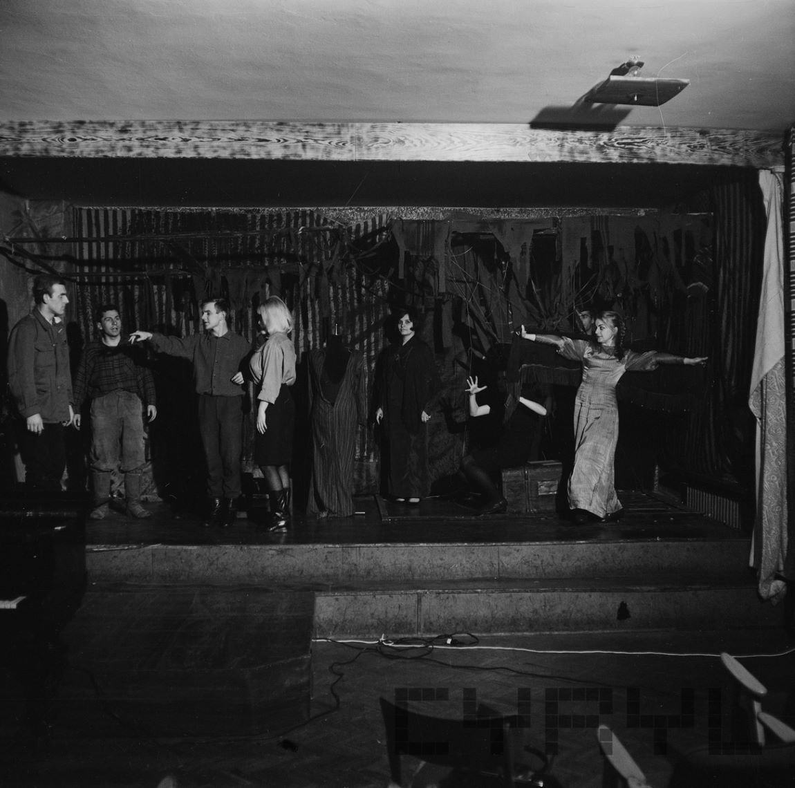 Spektakl "Wszystko wasze ukradziono wam" z balladami Bułata Okudżawy i romansami Aleksandra Wertyńskiego, w reż. Zdzisława Wardejna, w klubie Nurt przy ul. Dożynkowej, luty 1966, fot. Jerzy Nowakowski - grafika artykułu