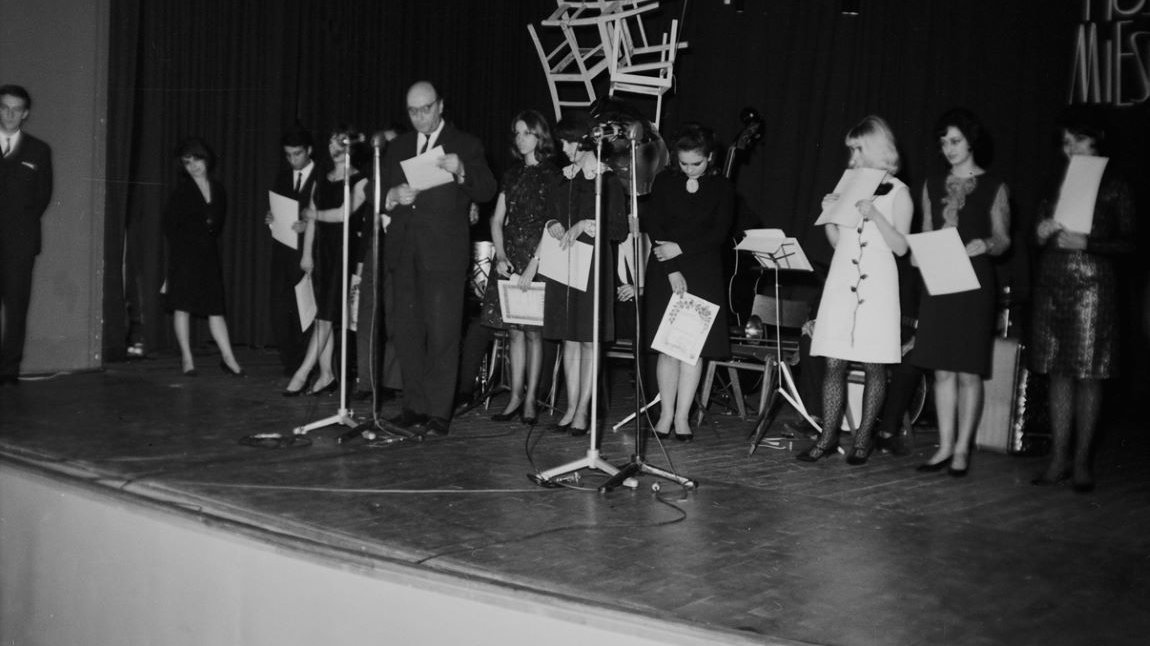 Ogłoszenie werdyktu w konkursie na "Studencką Piosenkę Miesiąca" w kinie Kosmos przy ul. Dożynkowej, 1965 r., fot. Jerzy Nowakowski