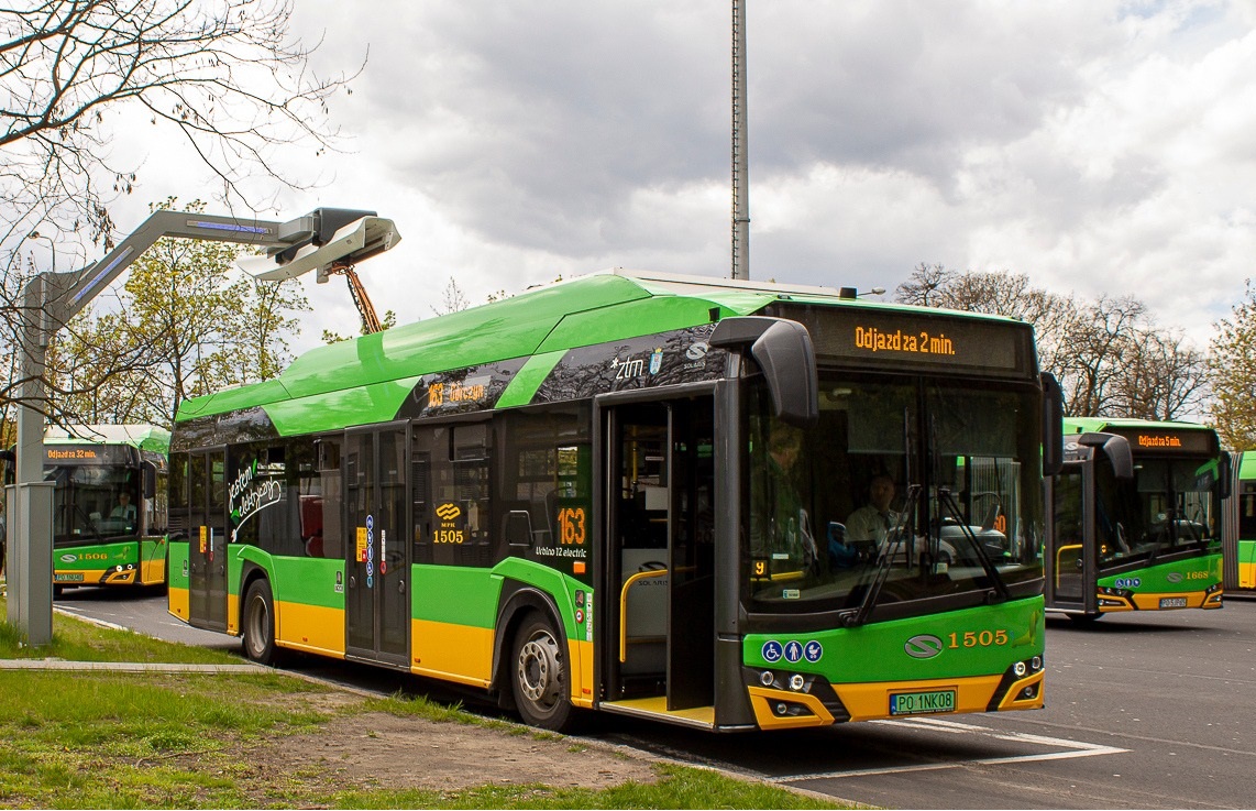 elektryczny autobus komunikacji miejskiej w Poznaniu podczas ładowania - grafika artykułu