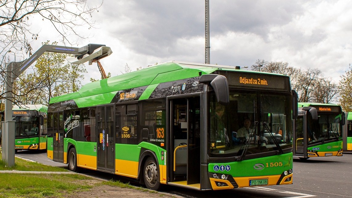 elektryczny autobus komunikacji miejskiej w Poznaniu podczas ładowania