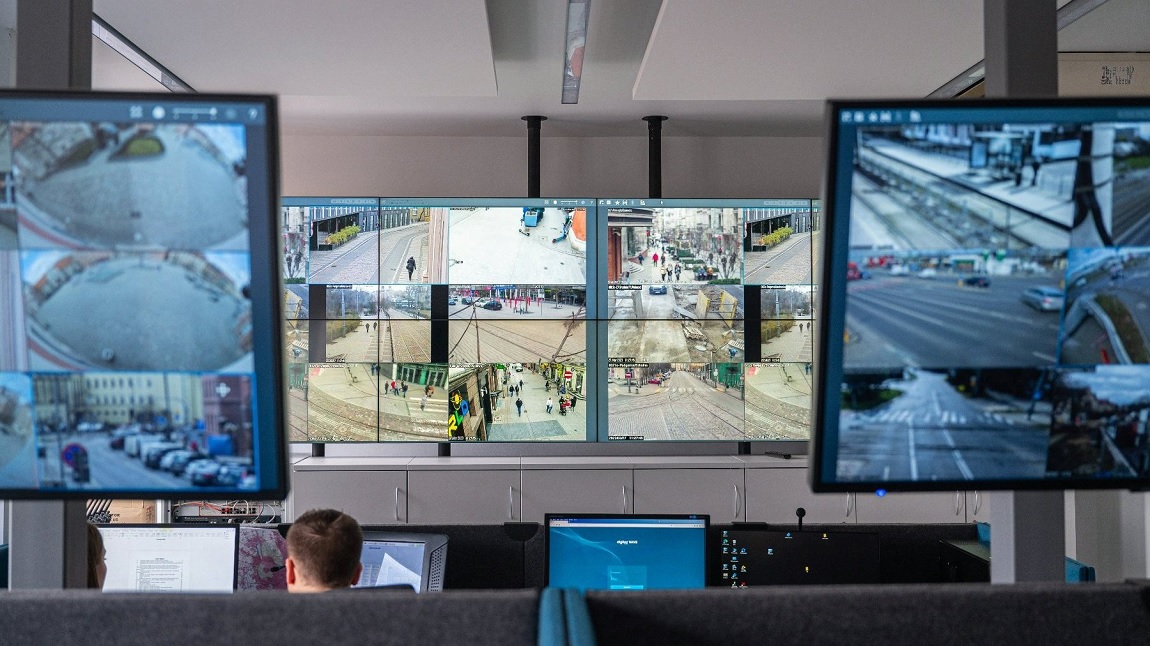 sala monitoringu mieskiego, kilka ekranów z obrazem z ulic - grafika artykułu