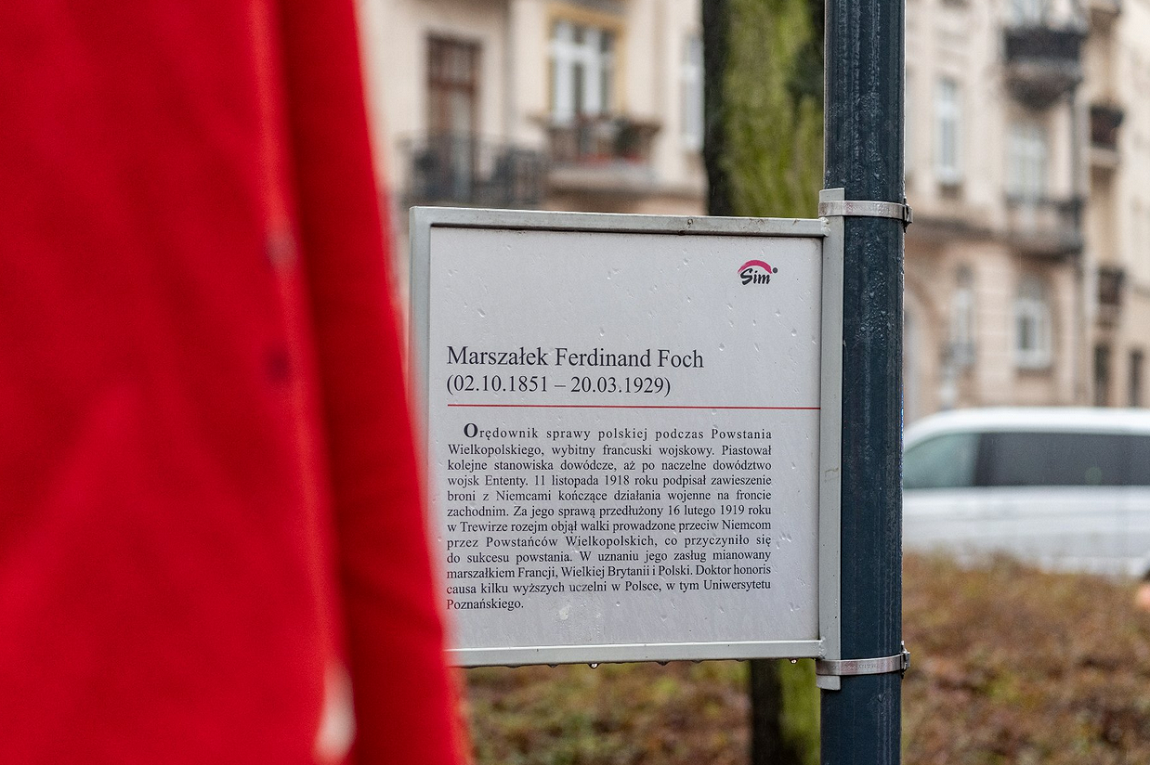 tablica z informacją o marszałku Francji Ferdinandzie Fochu, obok niej biało czerwona flaga - grafika artykułu