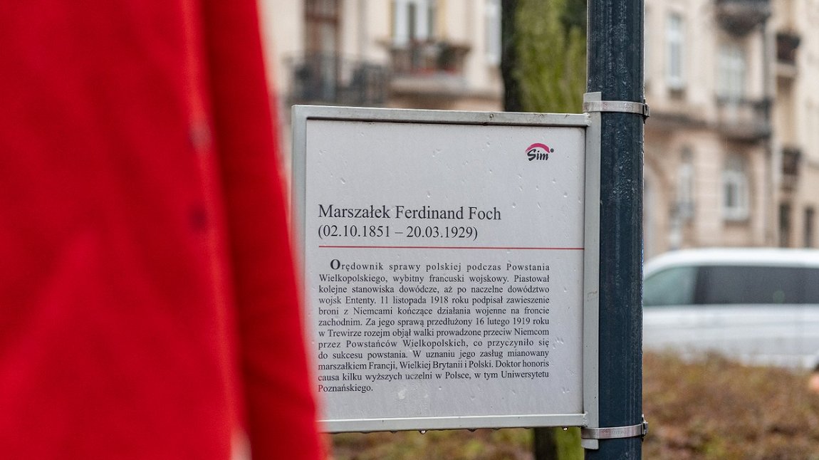 tablica z informacją o marszałku Francji Ferdinandzie Fochu, obok niej biało czerwona flaga