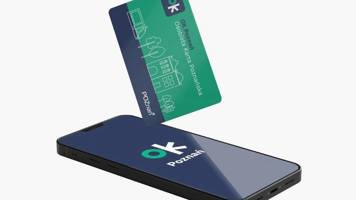 karta programu OK Poznań i smartfon z logo programu OK Poznań - grafika artykułu - grafika artykułu