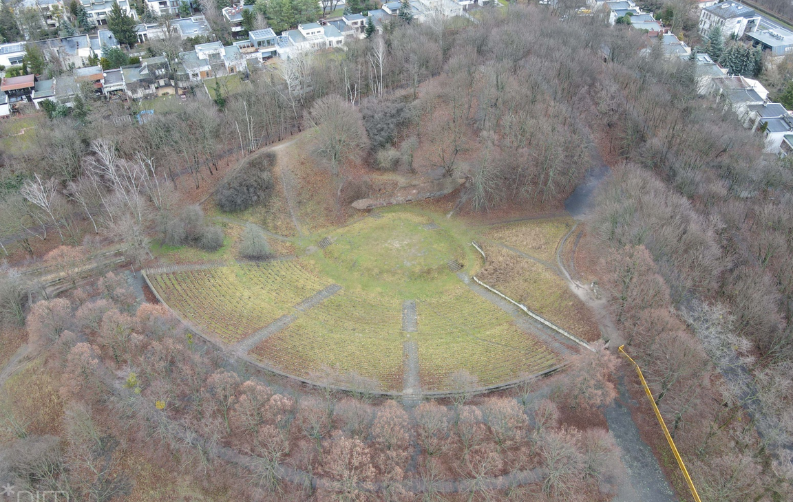 widok z lotu ptaka na dawny amfoteatr na Cytadeli - grafika artykułu