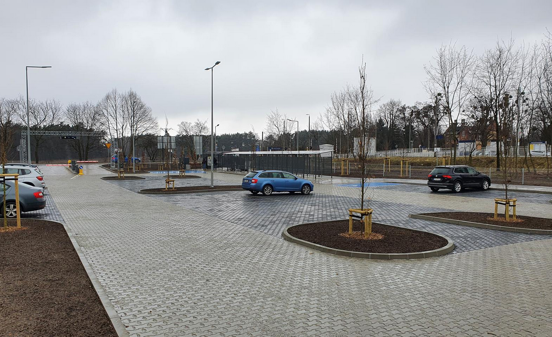 Jeden z parkingów P&R w Poznaniu, nawierzchnia z kostki, na parkingu widocznuch kilka samochodów - grafika artykułu