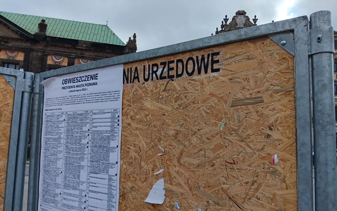 Fragment modułowego stojaka na ogłoszenia i plakaty wyborcze - grafika artykułu