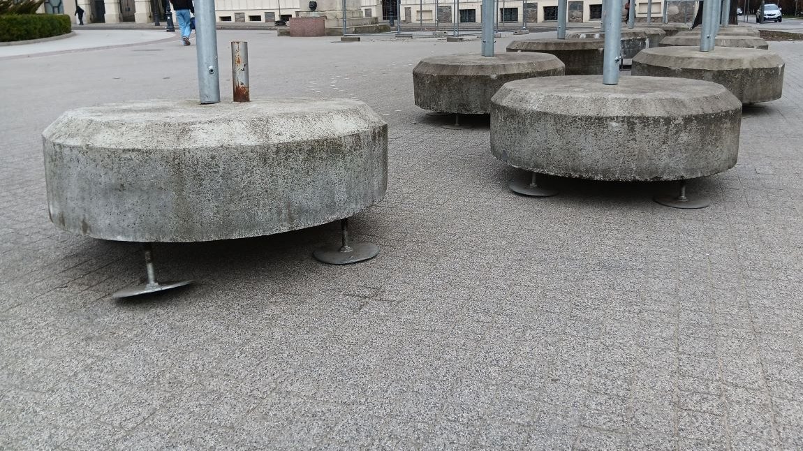 Fragment betonowej podstawy modułowego stojaka na ogłoszenia i plakaty wyborcze
