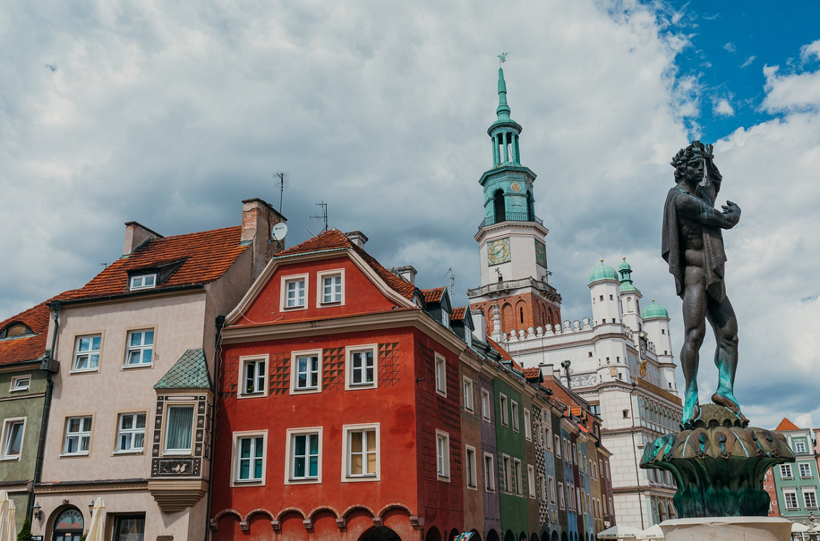 stary rynek w Poznaiu - fragment domków budniczych, za nimi wieża ratusza na, obok fontanna z posągiem Apolla - grafika artykułu