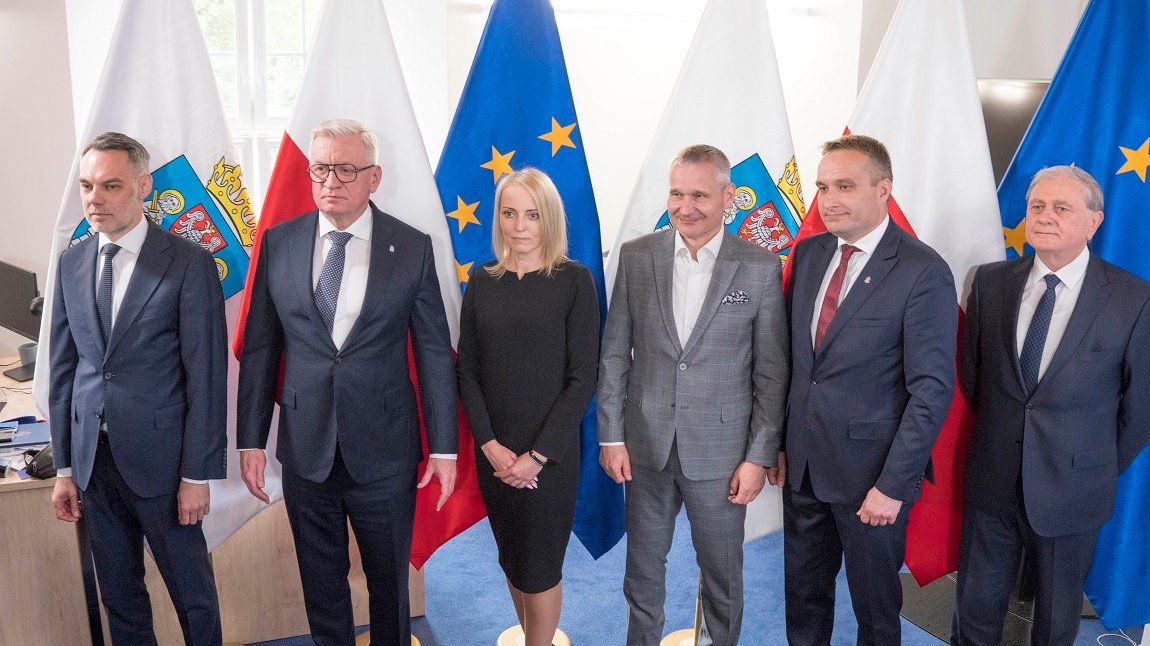 Od lewej: Piotr Husejko - Skarbnik Miasta, Jacek Jaśkowiak - Prezydent Poznania, Natalia Weremczuk - Zastępczyni Prezydenta, Jędrzej Solarski - Zastępca Prezydenta, Mariusz Wiśniewski - Zastępca Prezydenta, Stanisław Tamm - Sekretarz Miasta, fot. Grzegorz Dembiński