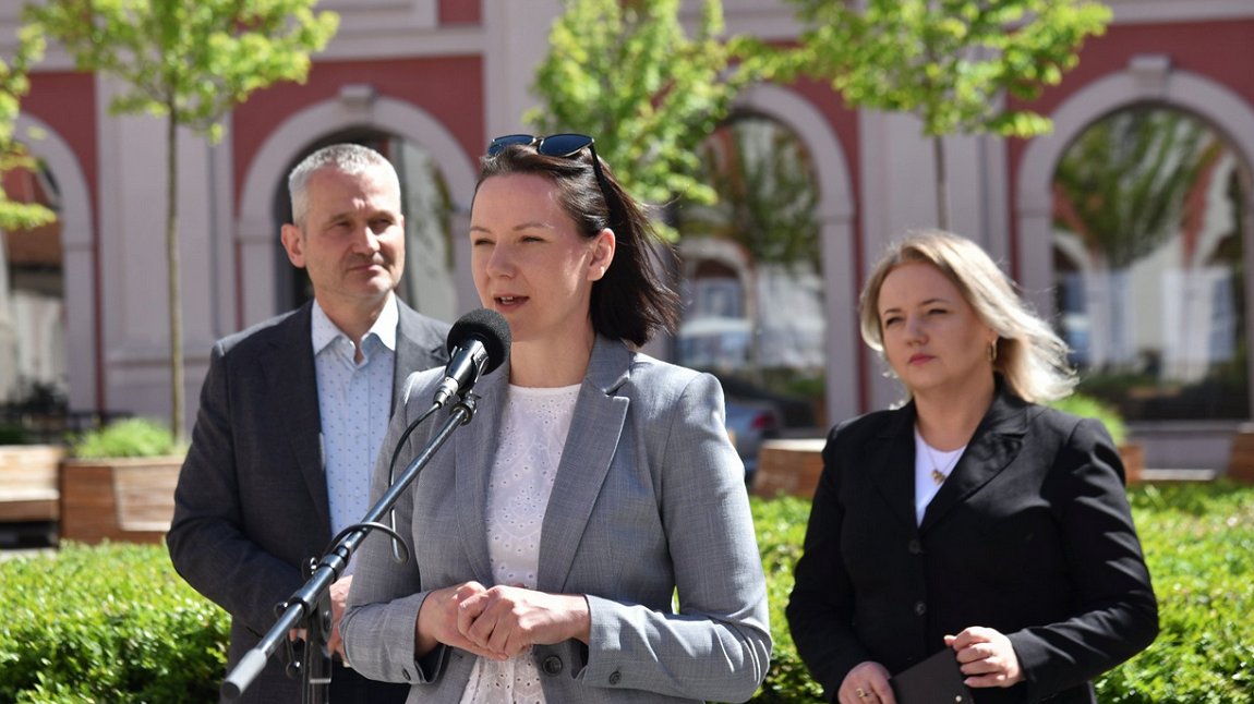 Radna Maria Lisiecka Pawełczak, przewodnicząca Komisji Rodziny, Polityki Społecznej i Zdrowia, na konferencji zapowiadającej Poznańskie Dni Rodziny 2024, za nią zastępca prezydenta Jędrzej Solarski i dyrektorka Wydziału Zdrowia i Spraw Społecznych Magdalena Pietrusik-Adamska