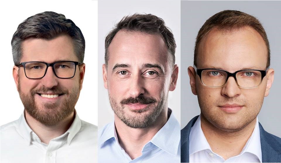 Prezydium Komisji Kultury i Nauki: w środku przewodniczący Grzegorz Jura, z lewej wiceprzewodniczący Andrzej Rataj, z prawej wiceprzewodniczący Mateusz Rozmiarek - grafika artykułu