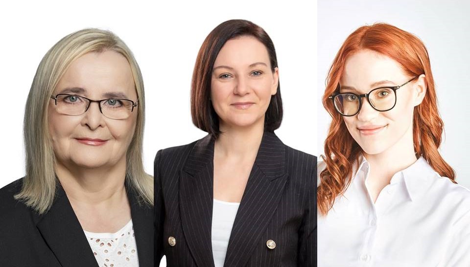 Prezydium Komisji Rodziny, Polityki Społecznej i Zdrowia: w środku przewodnicząca Maria Lisiecka-Pawełczak, z lewej wiceprzewodnicząca Ewa Jemielity, z prawej wiceprzewodnicząca Magdalena Antolczyk - grafika artykułu