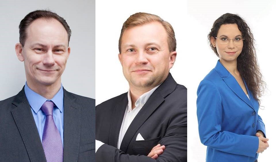 Prezydium Komisji Polityki Przestrzennej: w środku przewodniczący Łukasz Mikuła, z lewej wiceprzewodniczący Paweł Matuszak, z prawej wiceprzewodnicząca Sara Szynkowska vel Sęk - grafika artykułu