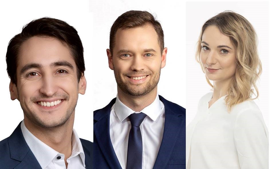 Prezydium Komisji Transportu: w środku przewodniczący Tomasz Wierzbicki, z lewej wiceprzewodniczący Andrzej Prendke, z prawej wiceprzewodnicząca (od kolejnego posiedzenia) Klaudia Strzelecka - grafika artykułu