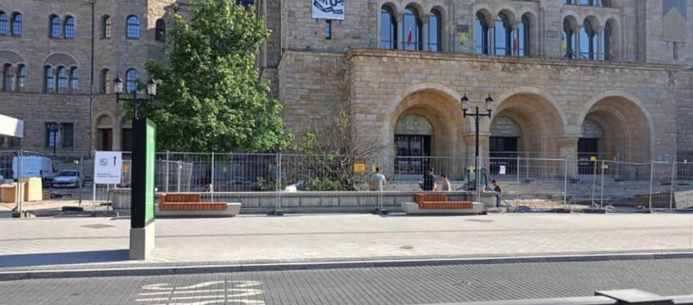 teren przed CK Zamek od strony ul. Św. Marcin, częściowo plac budowy, widać drzewo - grafika artykułu