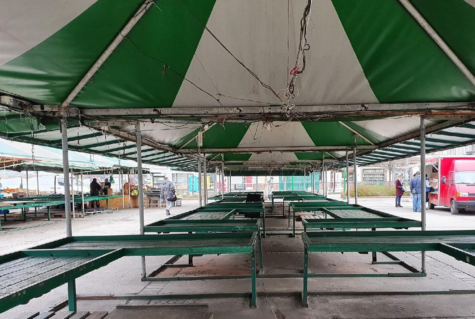 Puste stragany pod zadaszeniem namiotowym - grafika artykułu