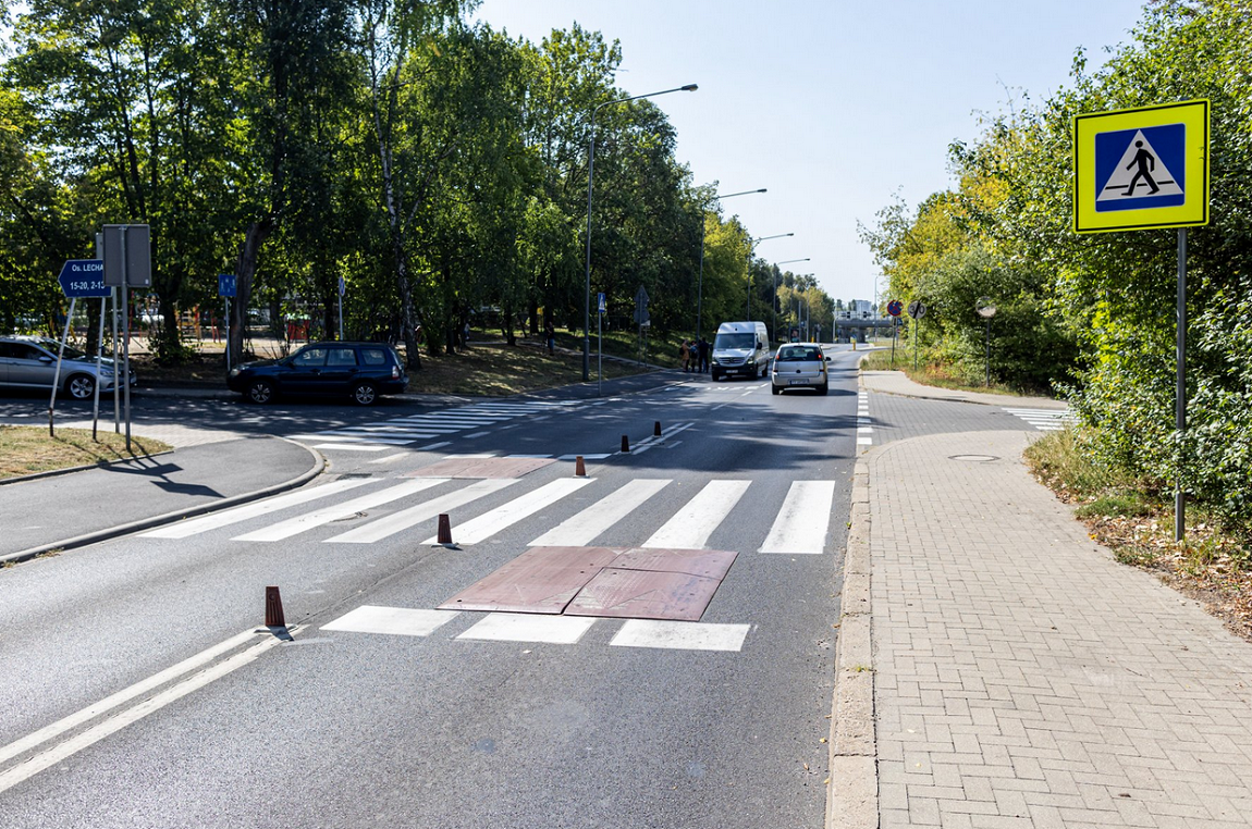 ulica z przejściem dla pieszych i znakiem drowym z oznaczeniem tego przejścia - grafika artykułu