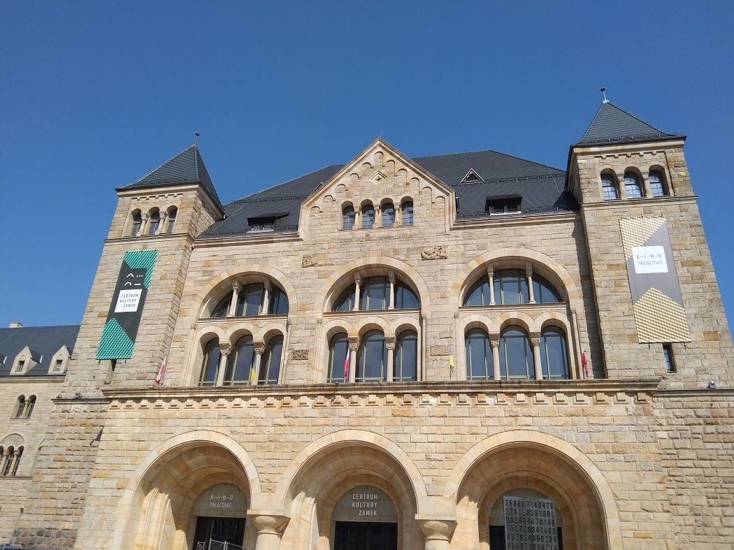 budynek Centrum Kultury Zamek widok od strony ul. Św. Marcin - grafika artykułu