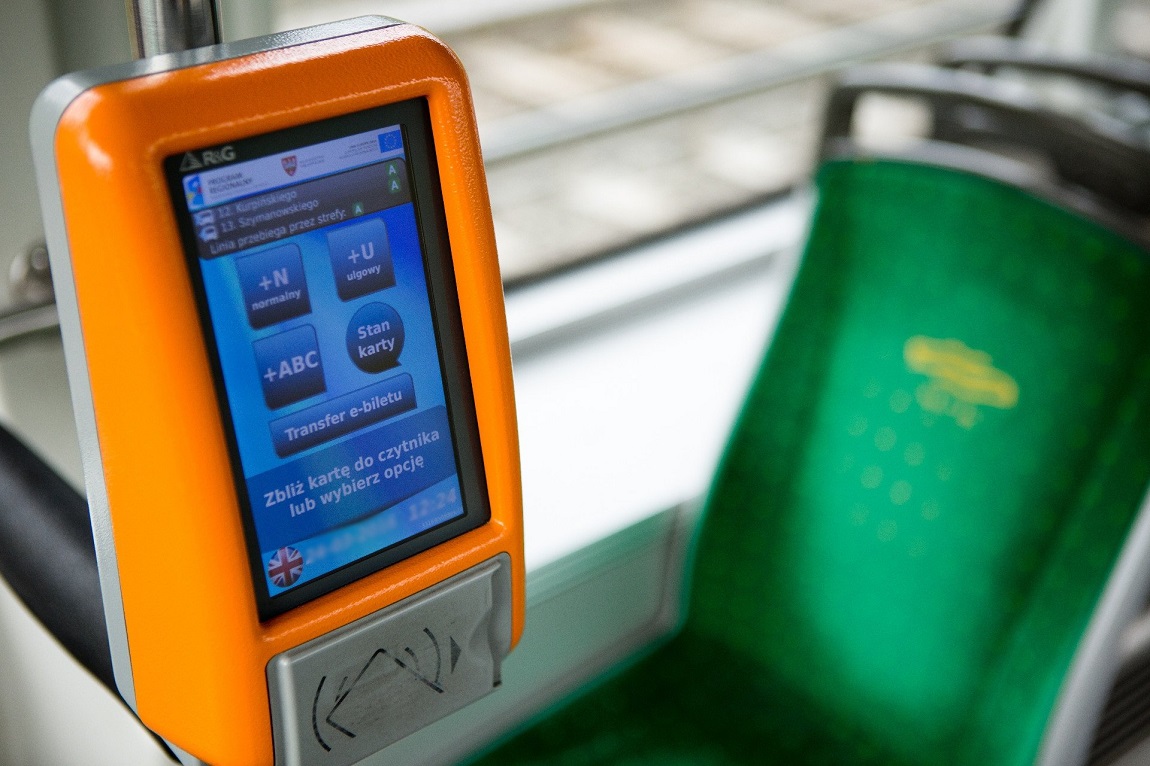 wnętrze tranwaju, kasownik do biletów na kartę PEKA, widać też siedzenie - grafika artykułu