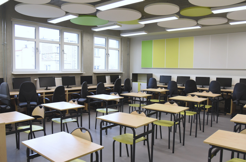 Pusta sala lekcyjna, ławki i krzesła, stanowiska komputerowe - grafika artykułu