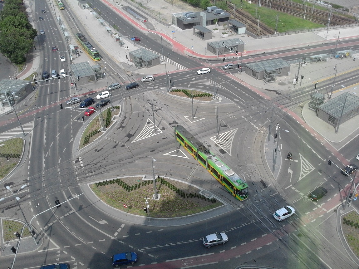 widok z góry na rondo kaponiera, na nim samochody i tramwaj - grafika artykułu