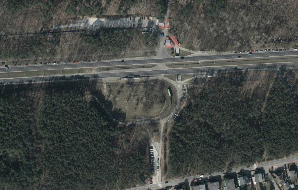 mapa lotnicza widoczna pętla tramwajowa, dwupasmowa jezdnia, tereny zielone, budynki mieszkalne i przemysłowe - grafika artykułu