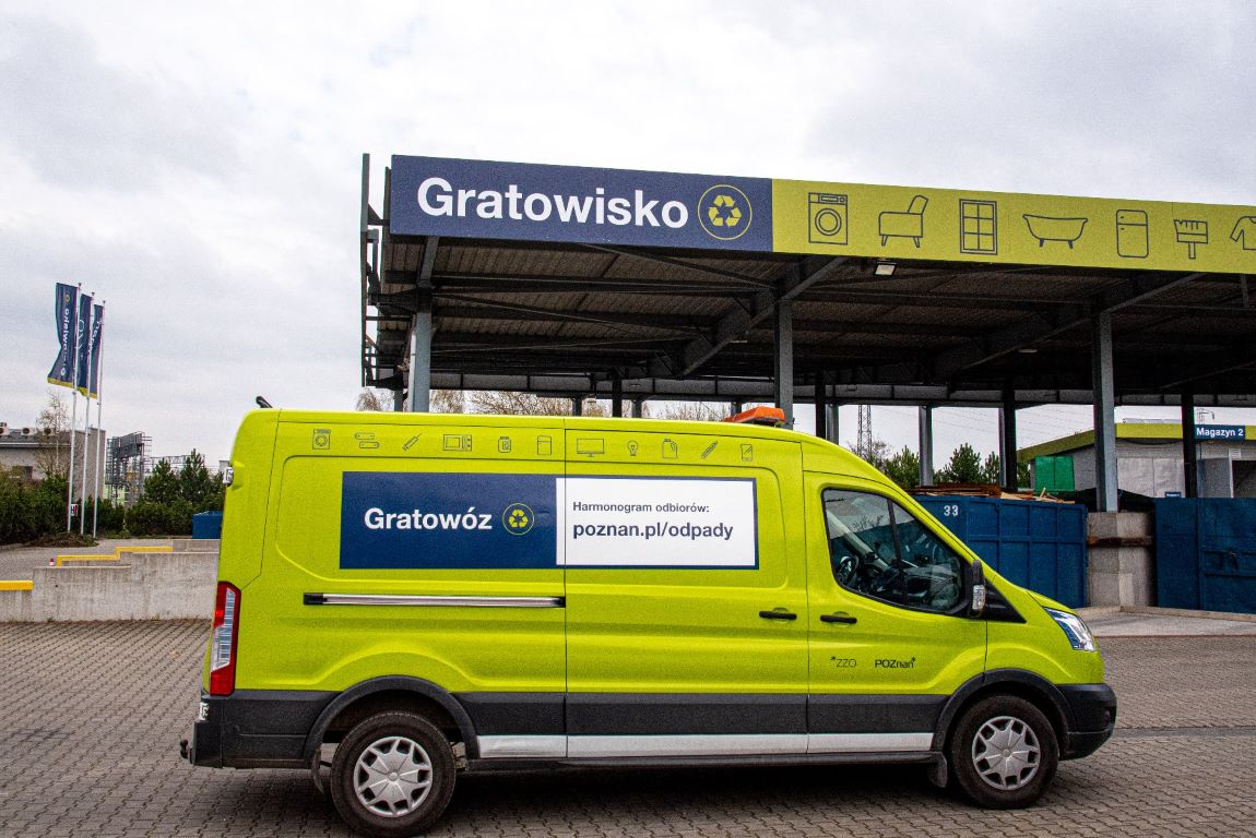samochód dostawczy gratowóz do zbierana odpadów w mieście stoi na tle stanowisk do zbierania odpadów na terenie gratowiska stacjonarnego - grafika artykułu