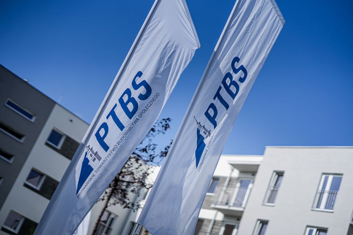 dwa banery z logo PTBS na tle bloków - grafika artykułu