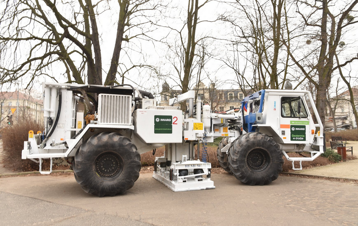 specjalistyczny samochód ciężarowy do badań sejsmicznych, stoi na tle drzew, za drzewa widać budynki - grafika artykułu
