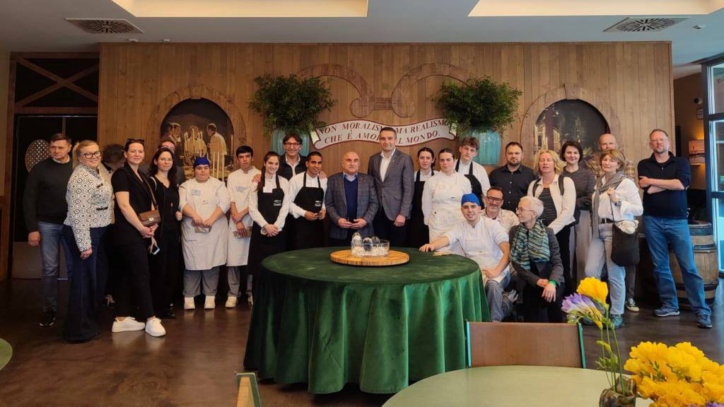 duża grupa osób kobiet i mężczyzn w różnym wieku pozuje do wspólnego zdjęcia