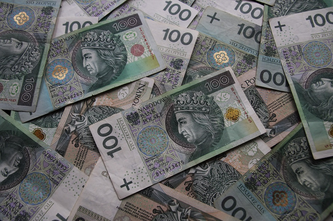 rozłożone nierównomiernie banknoty stu złotowe - grafika artykułu - grafika artykułu
