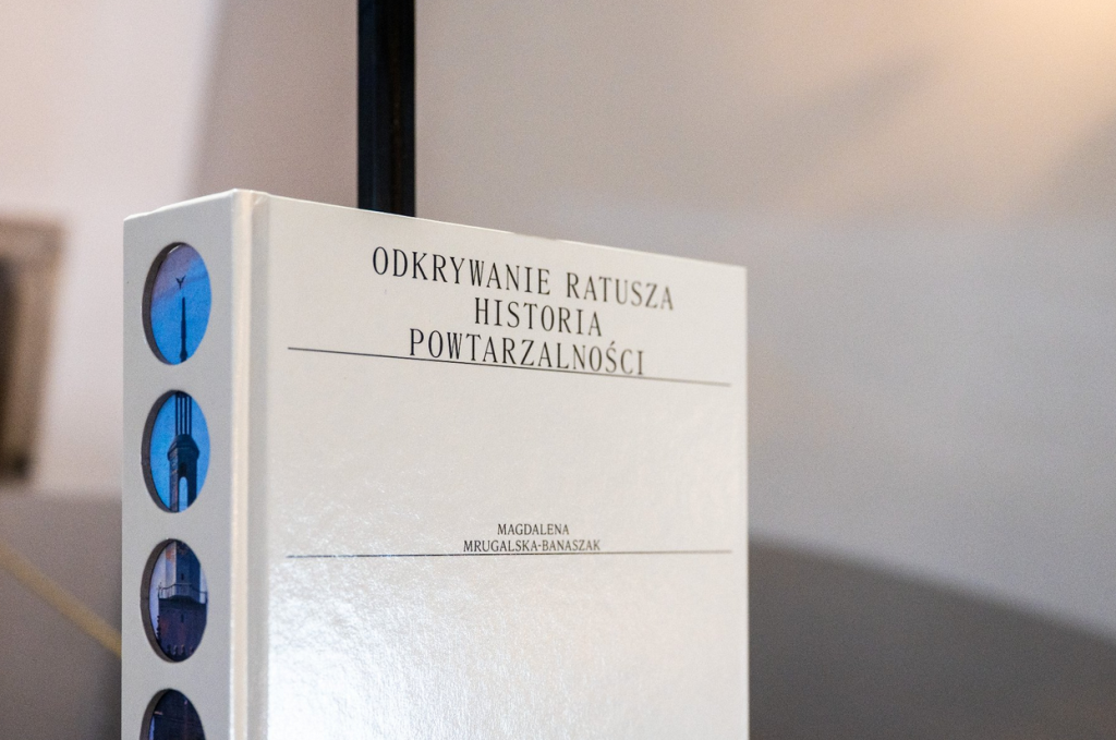 okłaka książki w pozycji stojącej - grafika artykułu