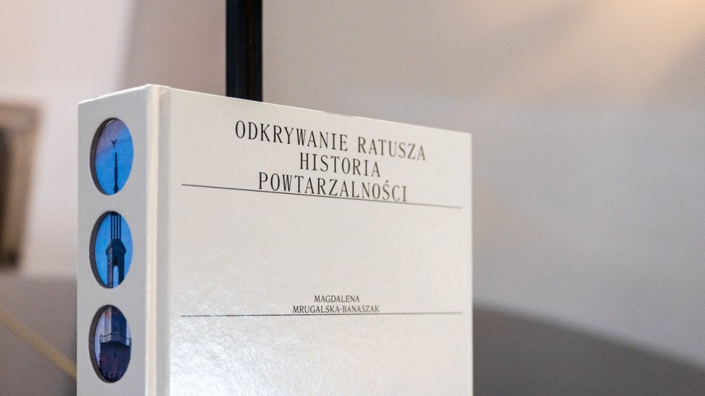 okłaka książki w pozycji stojącej