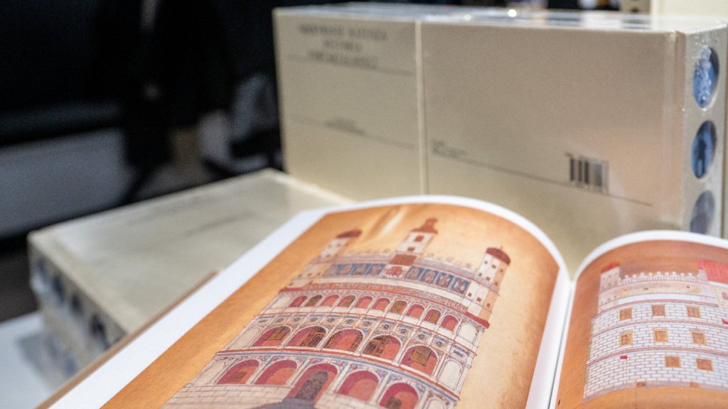 otwata książka na stronie widoczna grafika przedstawiająca ratusz poznański