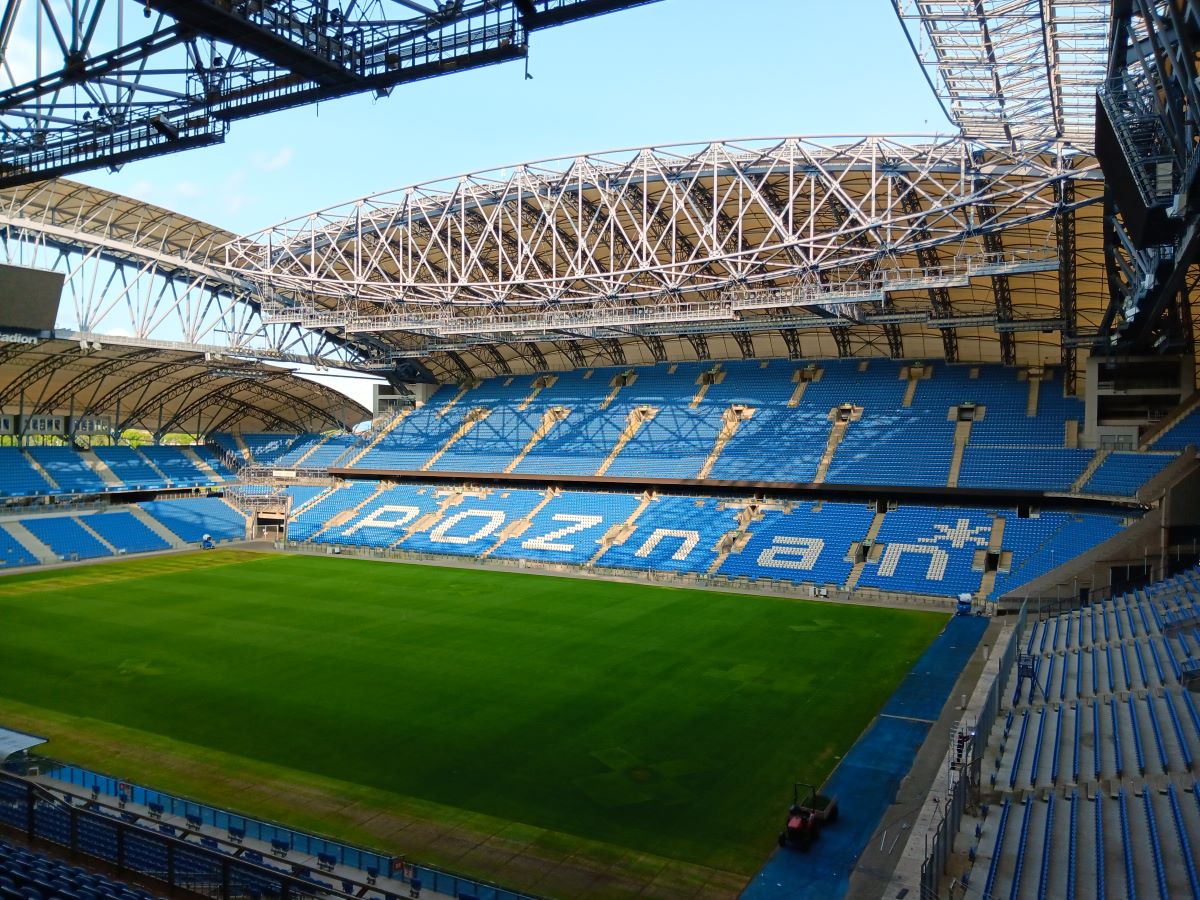 widok na trybuny i boisko stadionu przy ul. Bułgarskiej - grafika artykułu