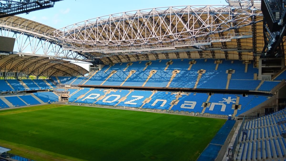 widok na trybuny i boisko stadionu przy ul. Bułgarskiej