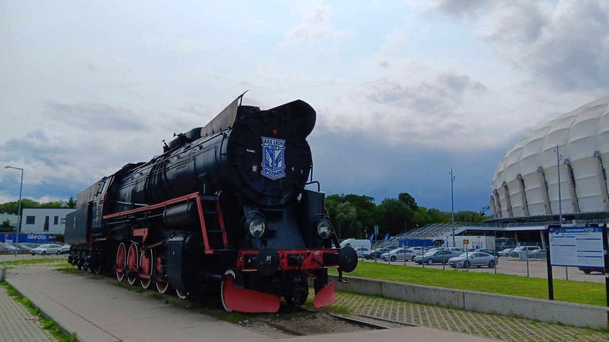 Zabytkowa lokomotywa przed stadionem przy ul. Bułgarskiej