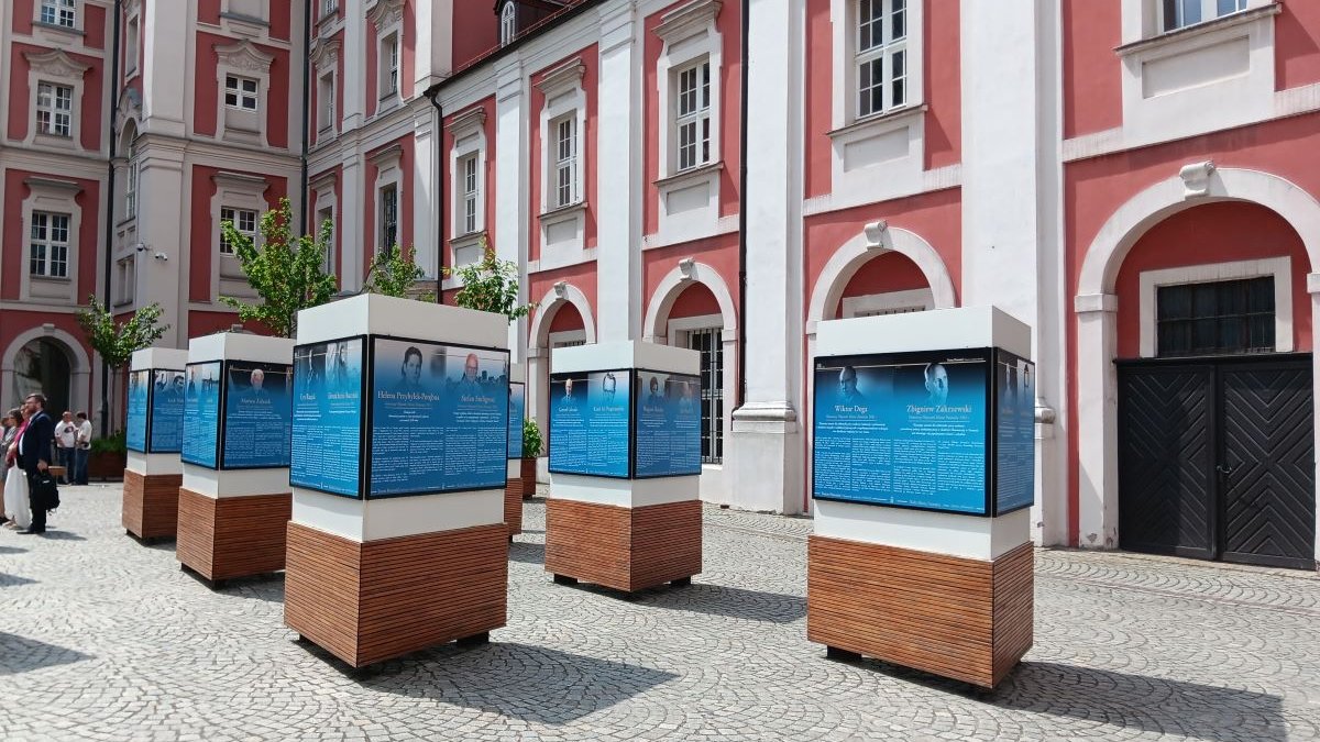 Otwarcie wystawy "Twarze Poznania. Honorowi i zasłużeni 1920-2025" na dziedzińcu Urzędu Miasta