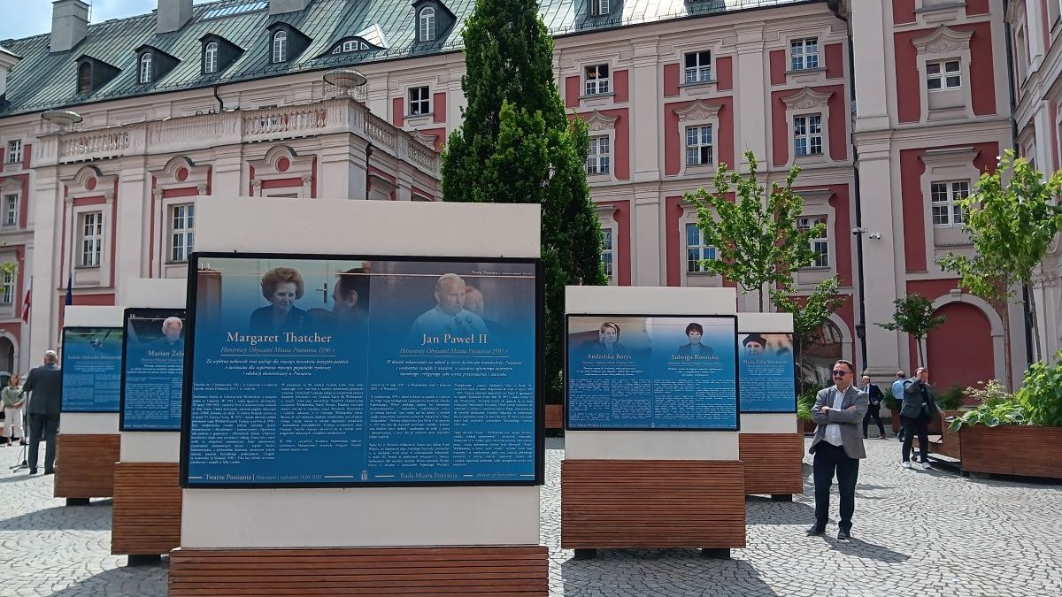 Otwarcie wystawy "Twarze Poznania. Honorowi i zasłużeni 1920-2025" na dziedzińcu Urzędu Miasta