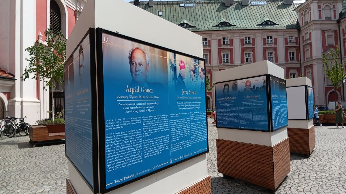 Otwarcie wystawy "Twarze Poznania. Honorowi i zasłużeni 1920-2025" na dziedzińcu Urzędu Miasta