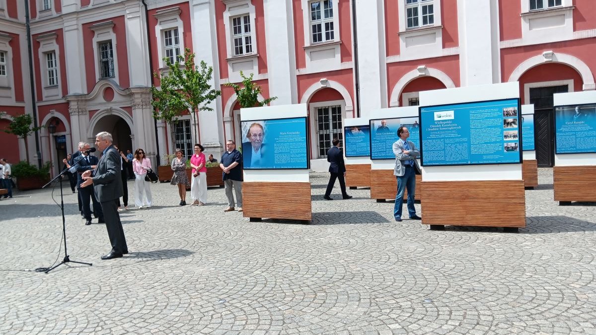 Otwarcie wystawy "Twarze Poznania. Honorowi i zasłużeni 1920-2025" na dziedzińcu Urzędu Miasta