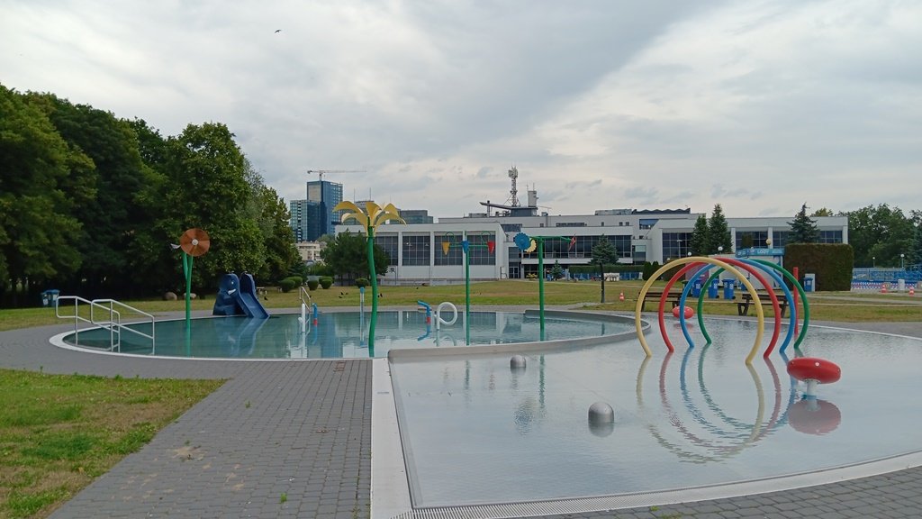 Urządzenia do zabawy dla dzieci na basenie odkrytym