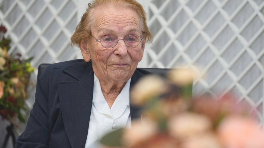 Maria Krzyżańska - Honorowe Obywatelstwo Miasta Poznania 2025 - kobiera w podeszłym wieku, w okularach, uśmiecha się lekko, ubrana w ciemną marynarkę i jasną koszulę